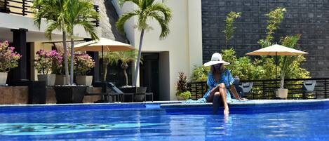 Una piscina al aire libre