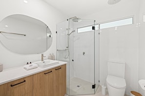 Shower, towels - Lagoon 204 - Hamilton Island (Whitsundays)