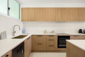 Kühlschrank, Mikrowelle, Herdplatte, Geschirrspüler