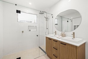 Shower, towels - Lagoon 204 - Hamilton Island (Whitsundays)