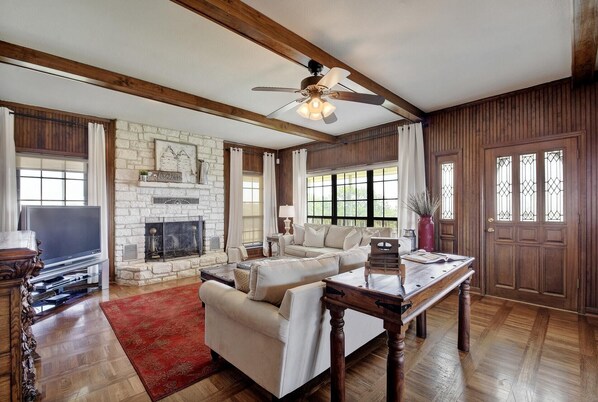 Smart TV, fireplace, DVD player - Prosit Ranch - 300 Acre Private Ranch w/360 Degree Views & Wrap-Around Porch (Wimberley)