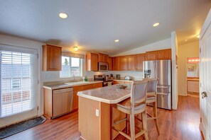 Frigorífico, microondas, horno y lavavajillas