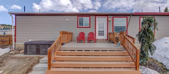 Josephine House- PET FRIENDLY-15 Min to Ski Cooper w/ HOT TUB!