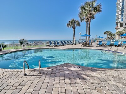 Beautiful, Oceanfront Free WiF. Come watch the dolphins swim by!!