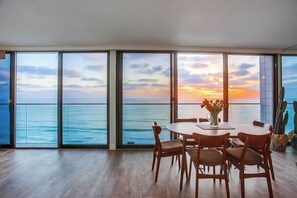 Dining - Stylish 2bd Oceanfront view, parking and pool (San Diego)