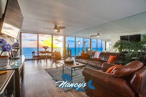 TV, fireplace - Stylish 2bd Oceanfront view, parking and pool (San Diego)