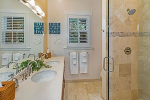 Combined shower/tub, hair dryer, towels
