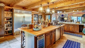 Una cocina amplia con armarios de madera, una isla grande y un horno empotrado.