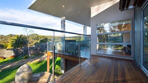 Terrace/patio - Cinque - Architect Designed Retreat with Jacuzzi (Hepburn Springs)