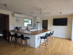 Frigorífico, microondas, horno y placa de cocina