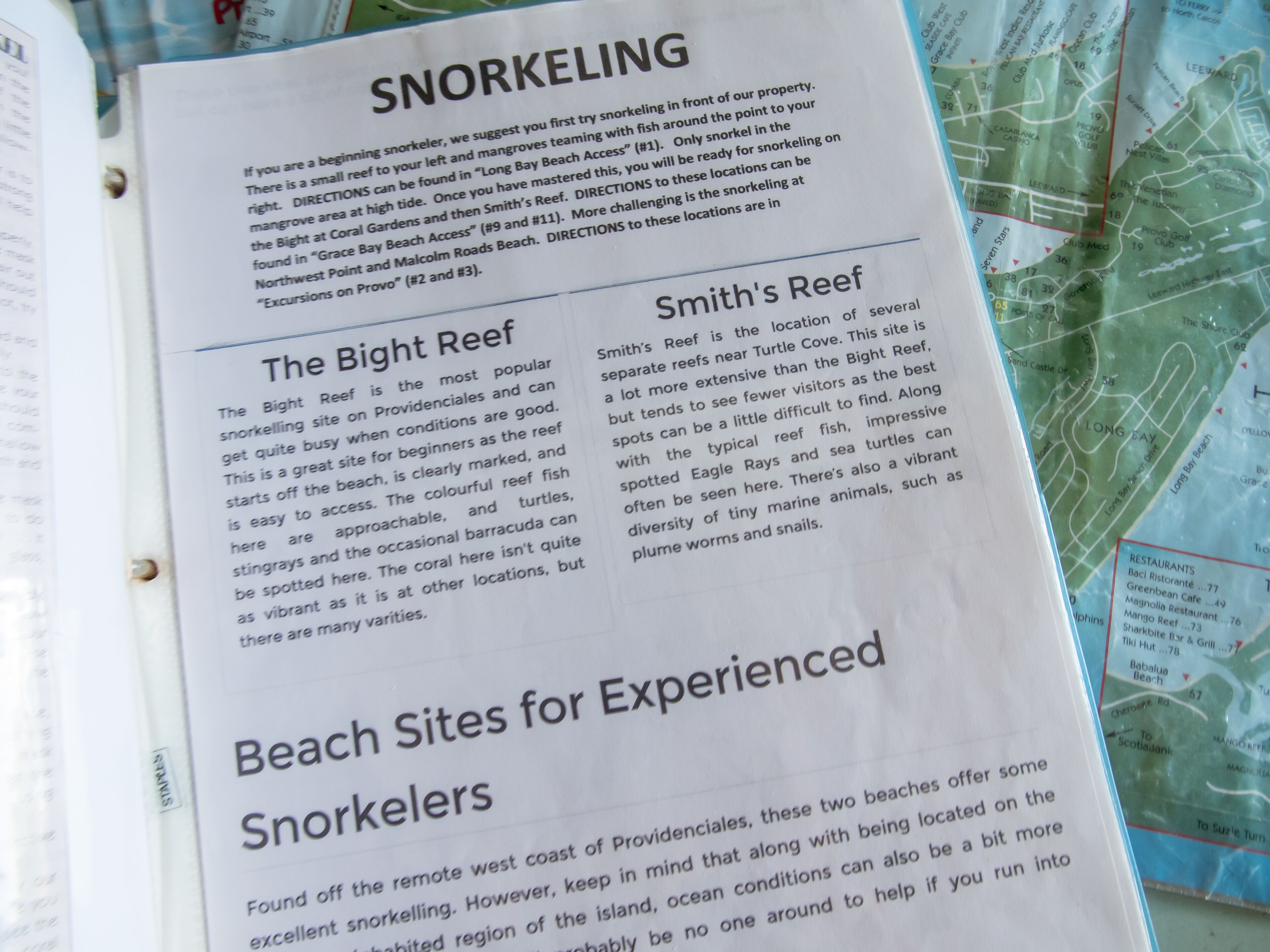 Eine Seite aus einem Reiseführer, die Tauchplätze wie Bight Reef und Smith's Reef beschreibt.