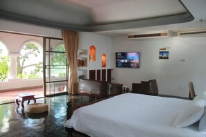 5 bedrooms, in-room safe, iron/ironing board, WiFi