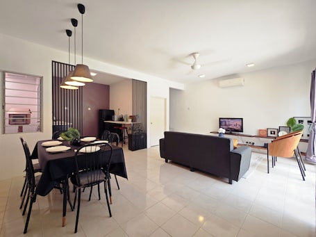 Dining. Cosy Batu Kawan Homestay 8 pax ~ 5 mins to Design Village & IKEA ~ Entire Home