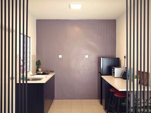 Fridge, microwave, stovetop, dishwasher - Cosy Batu Kawan Homestay 8 pax ~ 5 mins to Design Village & IKEA ~ Entire Home (Simpang Ampat)