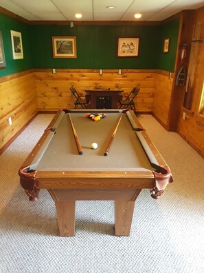 Games room - A beautiful log cabin home on Lake Huron, amazing lake views, hot tub, game room (Cheboygan)