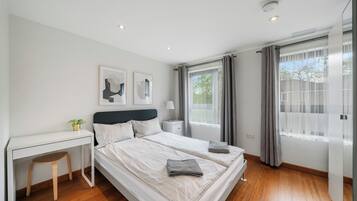 6 bedrooms, desk, iron/ironing board, free WiFi