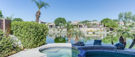 Piscina all'aperto, una piscina riscaldata