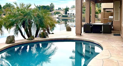 Appealing 4-makuuhuoneen Lakeside Getaway kanssa lämmitetty allas ja Spa, tilaa rentoutua