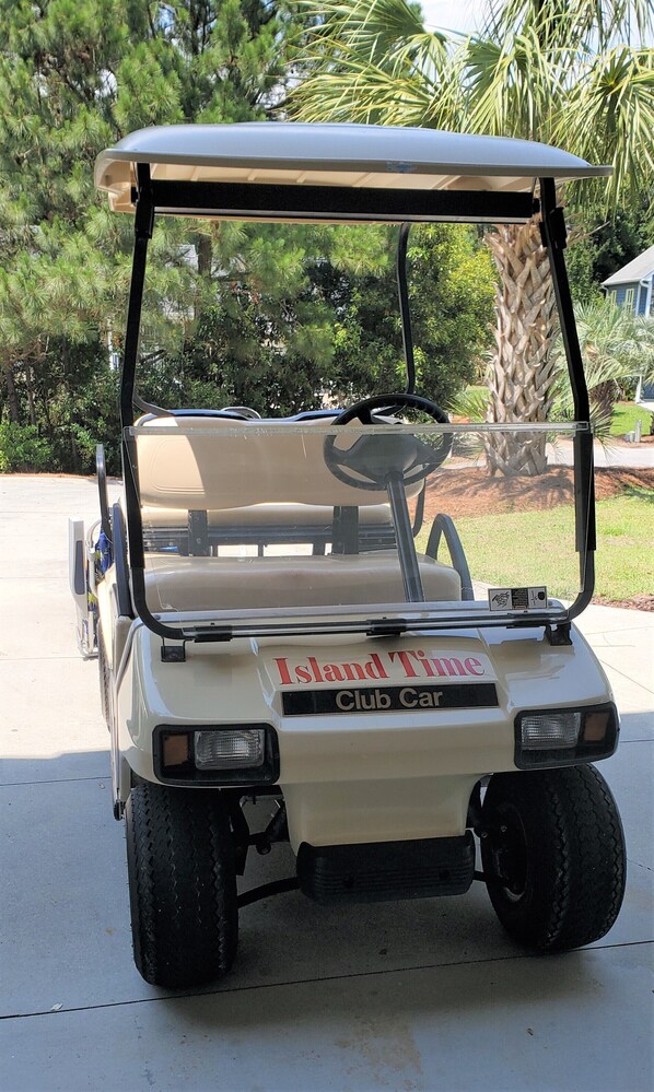 Ein Golfwagen mit der Aufschrift 'Island Time Club Car'.