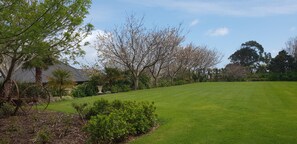 Property grounds - Rosandra Retreat 1. Cosy, relax enjoy, family friendly. (New Plymouth)