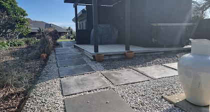 Rosandra Retreat 1. Cosy, relax enjoy, family friendly.