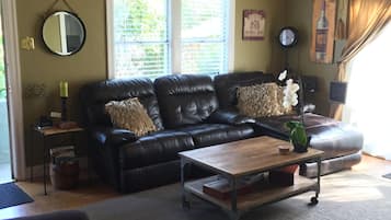 Una televisión, un reproductor de DVD, un reproductor estéreo