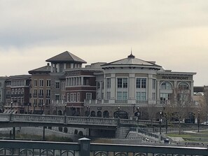 Ein mehrstöckiges Gebäude mit einem auffälligen 'RIVERFRONT'-Schild, das klassische Architektur mit Rundbogenfenstern und einer zentralen Kuppel aufweist.