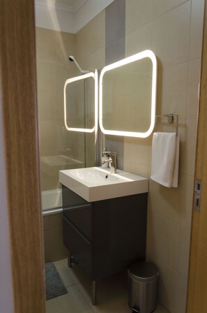 Duschwanne, Haartrockner, Bidet, Handtücher