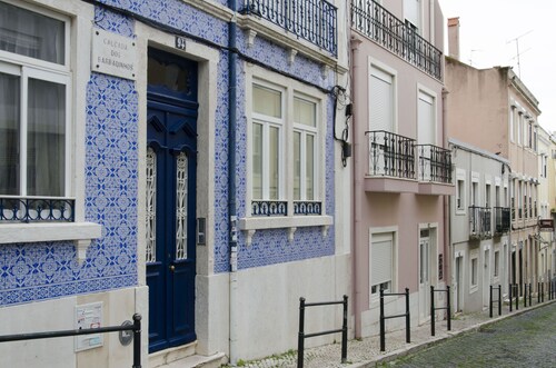 City Center With Amazing River Views. Close To The Major Areas But Very Quiet. 