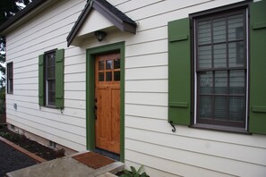 Exterior detail - The Multnomah Guest House (Portland)