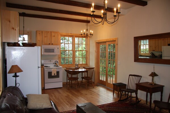 Smart TV, DVD player, toys, books - The Multnomah Guest House (Portland)