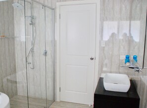 Douche, sèche-cheveux, bidet, serviettes fournies