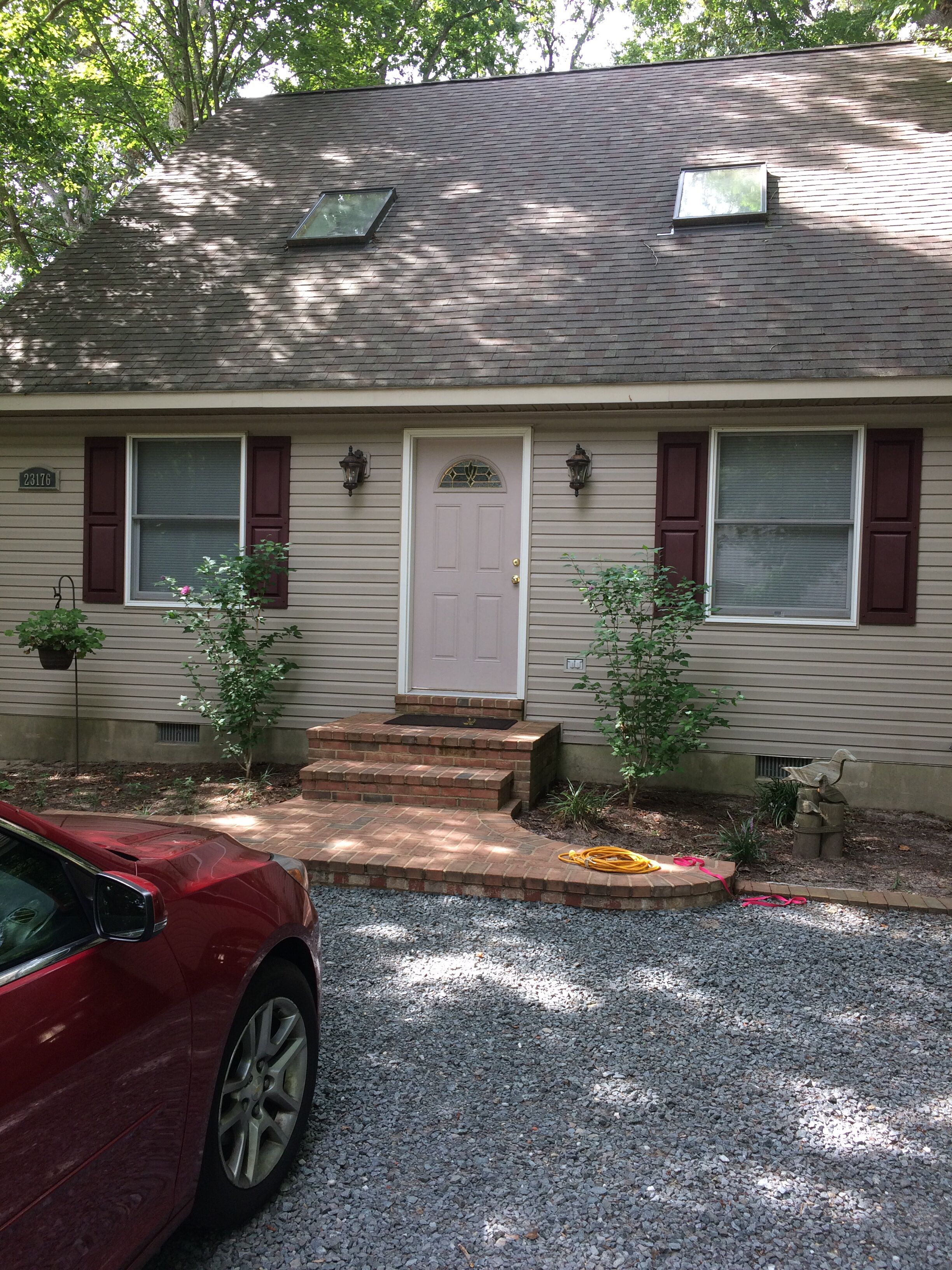 salt box home with 3 bedrooms, 2 baths,   pet friendly,   No Smoking Home 