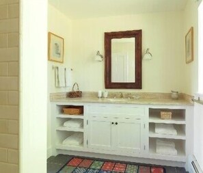 Ensemble douche/baignoire, sèche-cheveux, serviettes fournies, savon