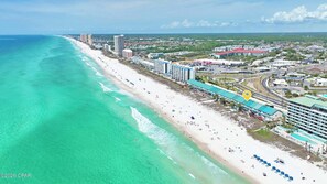 Plage, chaises longues