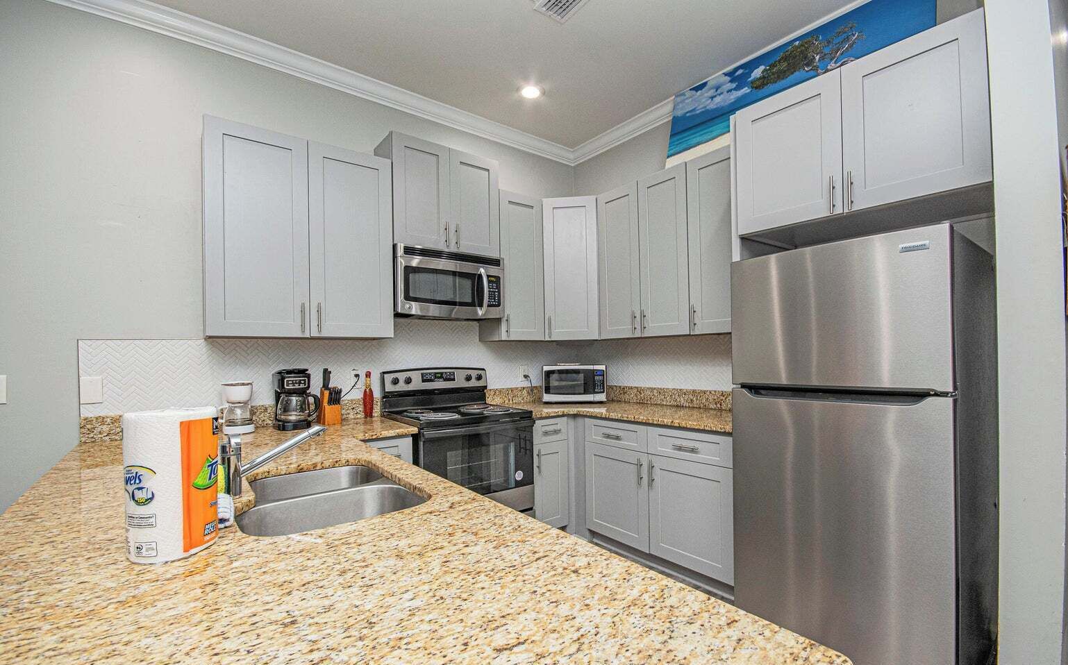 Coffee/tea maker, fridge, microwave, oven