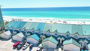 Sulla spiaggia, lettini da mare