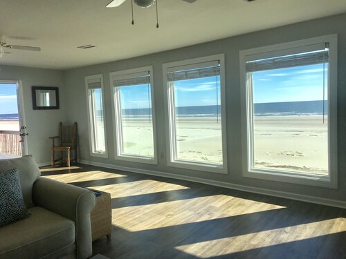 "Making Waves" Oceanfront / Lemmikkiystävällinen / Alle 10 askelta rannalle kannelta!