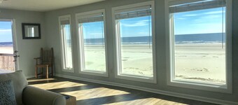 "Making Waves" Oceanfront/Pet Friendly/Less then 10 Steps to Beach off deck!