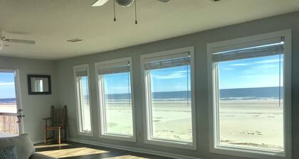 "Making Waves" Oceanfront / Lemmikkiystävällinen / Alle 10 askelta rannalle kannelta!