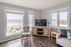 Smart TV, DVD player - "Making Waves" Oceanfront/Pet Friendly/Less then 10 Steps to Beach off deck! (Folly Beach)