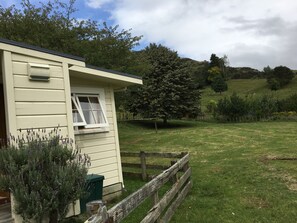 Property grounds - Enjoy the tranquality of the setting in the heart of Hawkes Bay - New Zealand (Tutira)