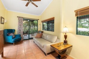 TV, DVD player, books, video library - Rosecliffe Cottage Cooran (Pinbarren)