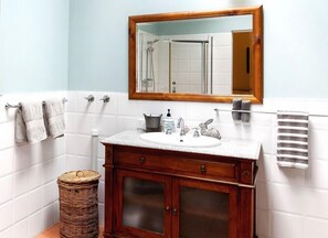 Shower, hair dryer, towels - Rosecliffe Cottage Cooran (Pinbarren)