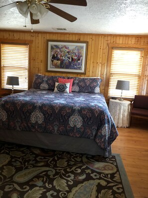 2 bedrooms, iron/ironing board, free WiFi, bed sheets - An absolute Treat-Perfect for couples & families - Walking Dist to Shen River! (Luray)