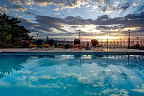 حمّام سباحة خارجي، مظلات على حمّام السباحة، مقاعد للتشمس