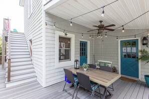 Outdoor dining - Beachfront w/ Private Access & 2 Decks - Spacious & Well-Equipped Home (Norfolk)