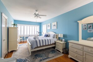 4 bedrooms, iron/ironing board, free WiFi, bed sheets - Beachfront w/ Private Access & 2 Decks - Spacious & Well-Equipped Home (Norfolk)