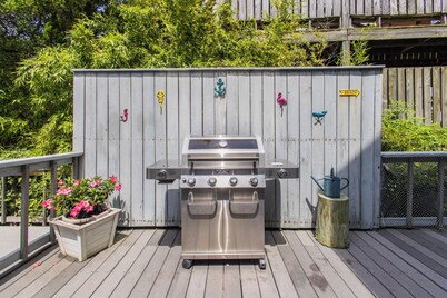 Beachfront w/ Private Access & 2 Decks - Spacious & Well-Equipped Home