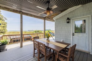 Outdoor dining - Beachfront w/ Private Access & 2 Decks - Spacious & Well-Equipped Home (Norfolk)